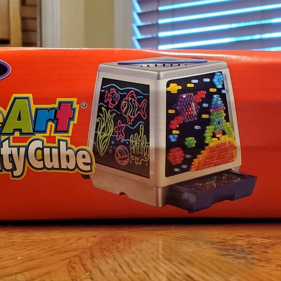 RoseArt LiteArt Activity Cube 2004 Similar to Lite Brite - Picture 3 of 6